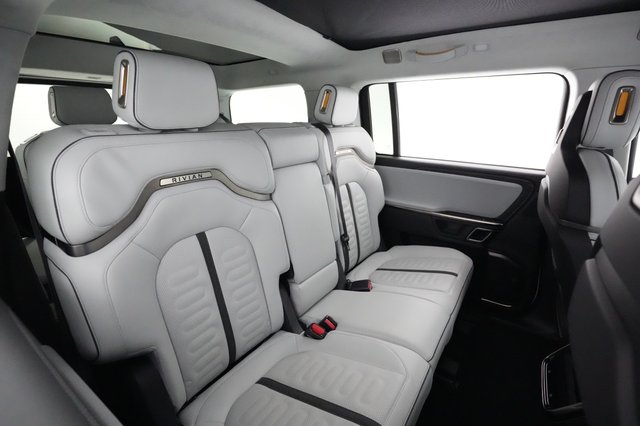 2023 Rivian R1S — photo 4 of 24