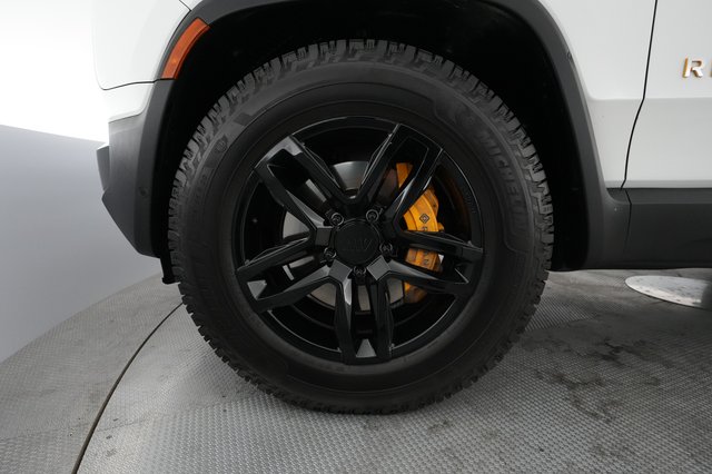 2023 Rivian R1S — photo 16 of 24