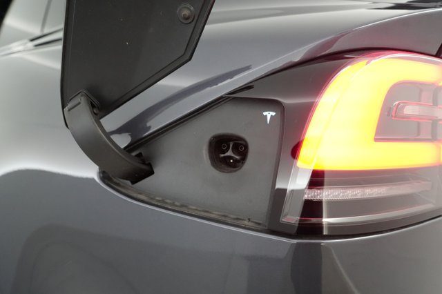 2023 Tesla Model X — photo 8 of 26