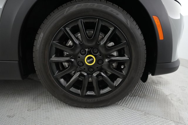 2023 MINI Cooper SE — photo 16 of 18