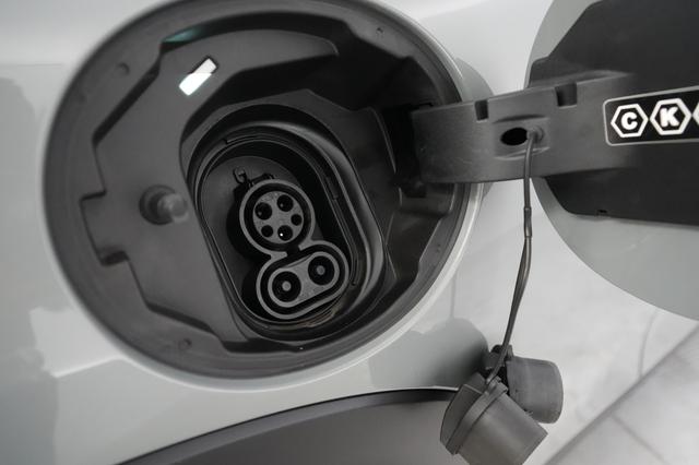 2023 MINI Cooper SE — photo 8 of 18