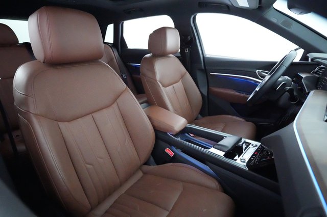 2021 Audi e-tron — photo 18 of 26