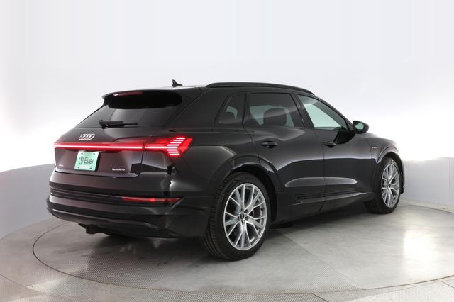 2021 Audi e-tron — photo 2 of 26