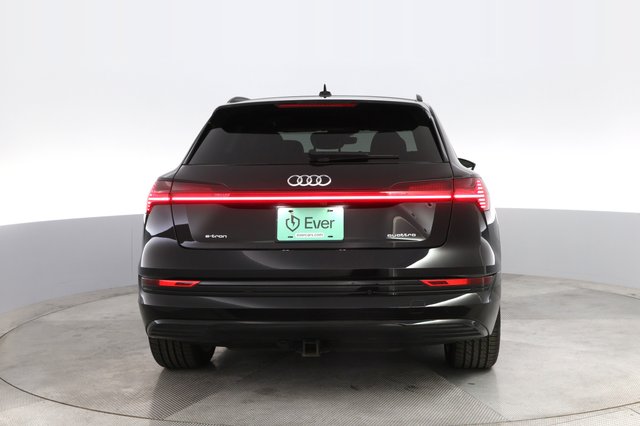 2021 Audi e-tron — photo 12 of 26