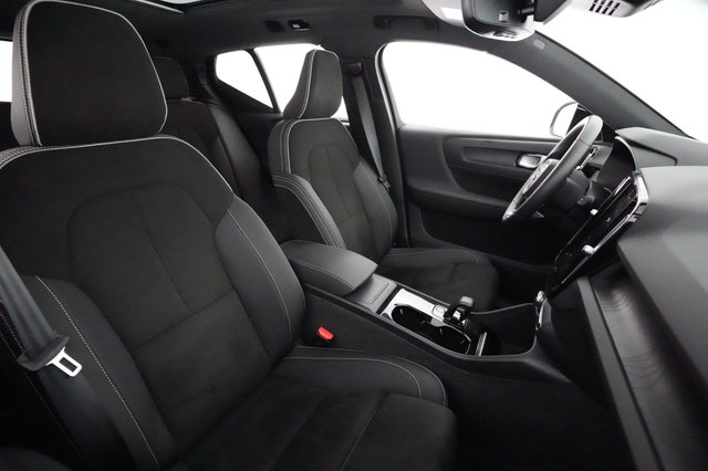 2023 Volvo XC40 Recharge — photo 18 of 25