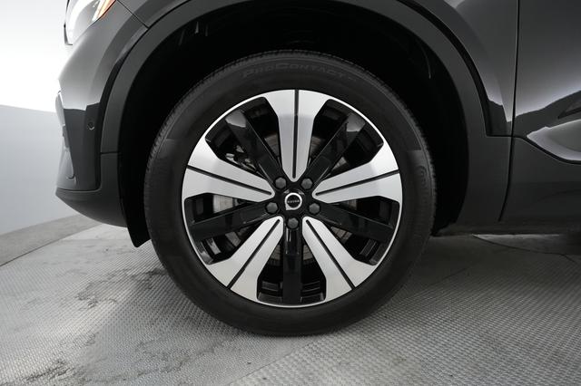 2023 Volvo XC40 Recharge — photo 7 of 25