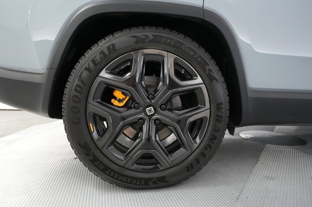 2022 Rivian R1S — photo 17 of 25