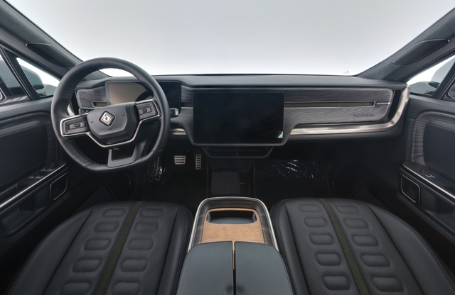 2022 Rivian R1S