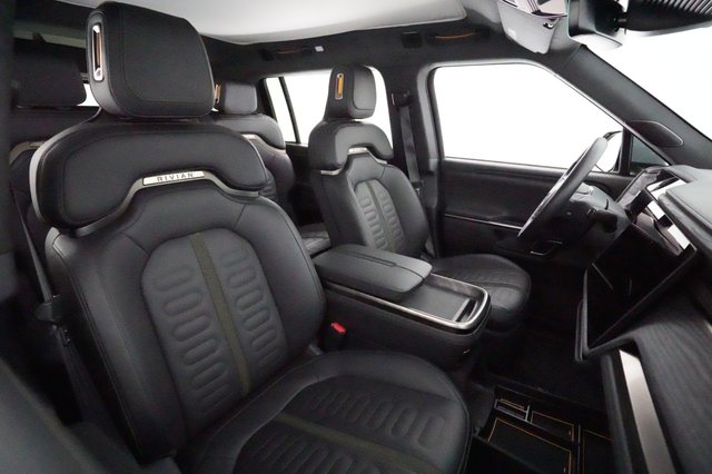 2022 Rivian R1S — photo 18 of 25