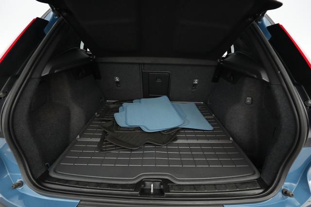 2023 Volvo XC40 Recharge — photo 6 of 22
