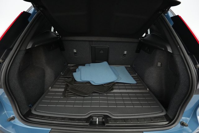 2023 Volvo XC40 Recharge — photo 6 of 22