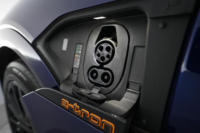 2022 Audi e-tron — photo 8 of 22