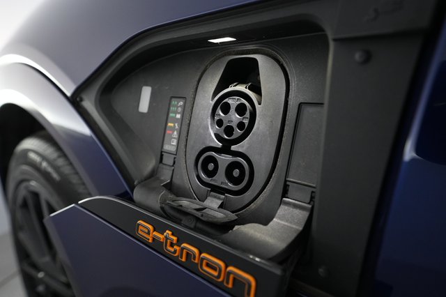 2022 Audi e-tron — photo 8 of 22