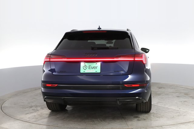 2022 Audi e-tron — photo 12 of 22