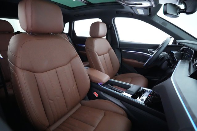 2022 Audi e-tron — photo 18 of 22