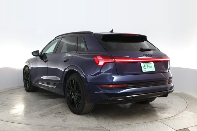 2022 Audi e-tron — photo 13 of 22