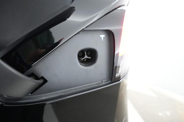 2023 Tesla Model X — photo 8 of 23