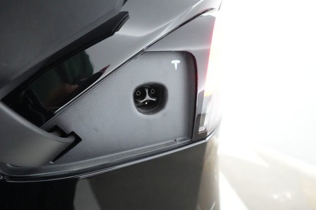 2023 Tesla Model X — photo 8 of 23