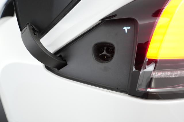 2022 Tesla Model X — photo 8 of 25