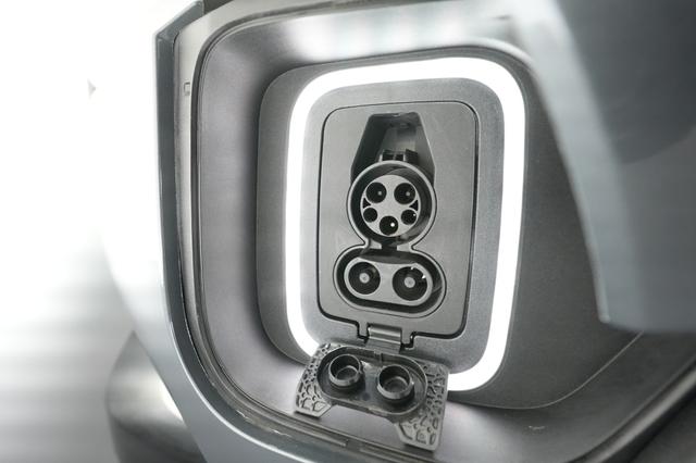 2024 Rivian R1T — photo 8 of 22