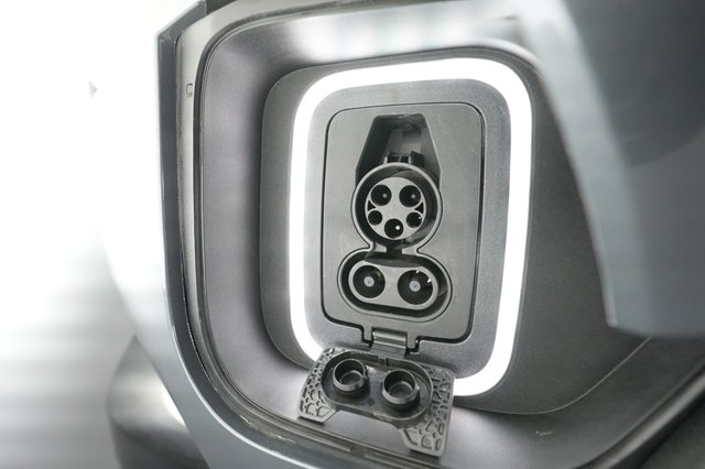 2024 Rivian R1T — photo 8 of 22