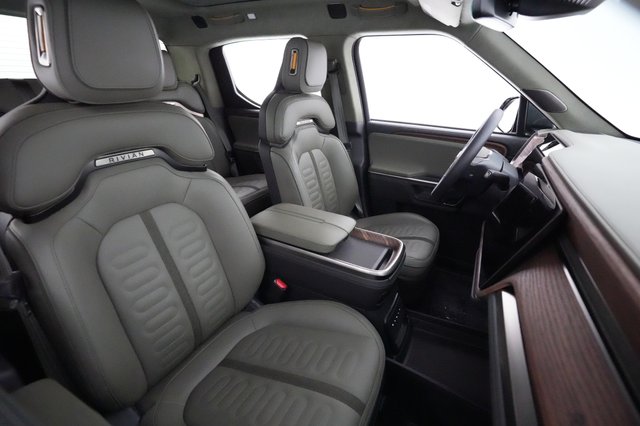 2024 Rivian R1T — photo 19 of 22