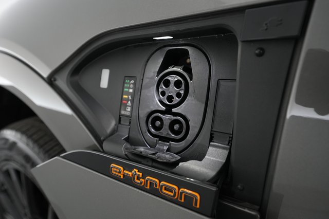 2023 Audi e-tron — photo 8 of 22