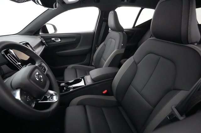 2023 Volvo XC40 Recharge — photo 3 of 25