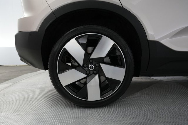2023 Volvo XC40 Recharge — photo 7 of 25