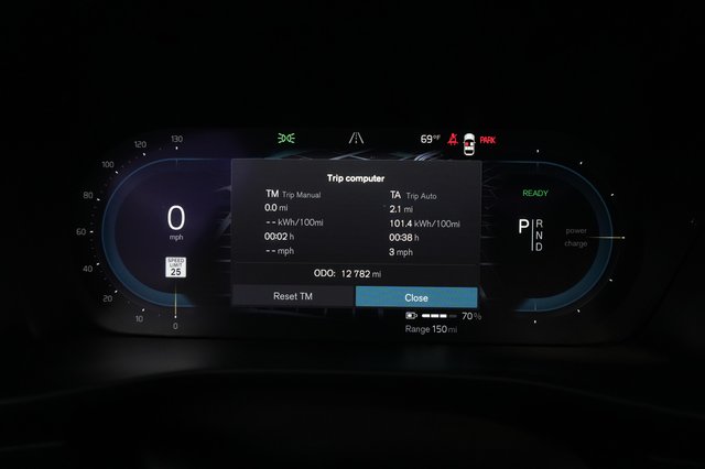 2023 Volvo XC40 Recharge — photo 5 of 25