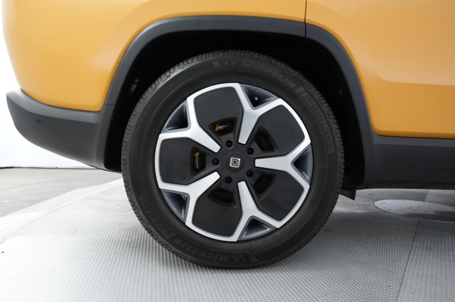 2023 Rivian R1S — photo 7 of 26
