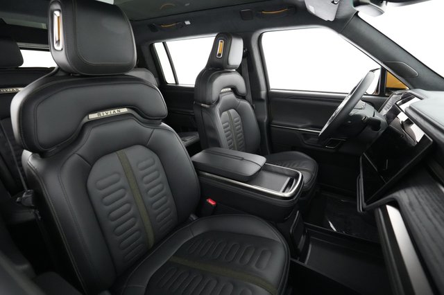 2023 Rivian R1S — photo 18 of 26