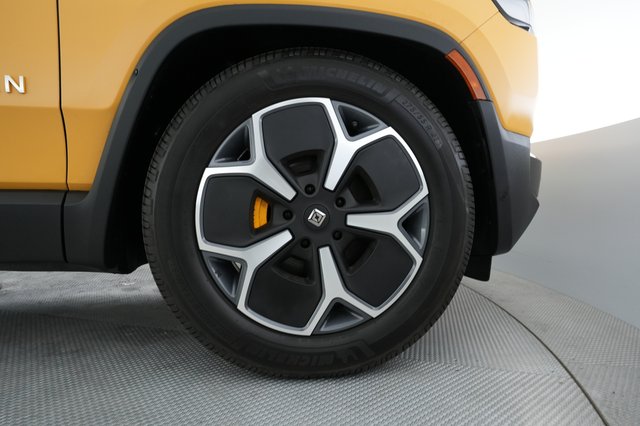 2023 Rivian R1S — photo 17 of 26