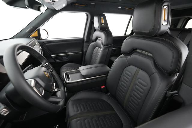 2023 Rivian R1S — photo 3 of 26
