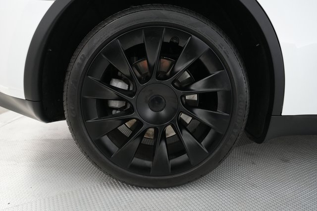 2023 Tesla Model Y — photo 17 of 30