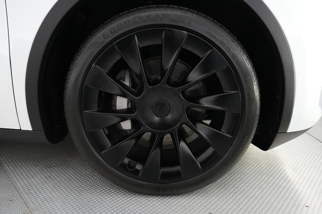 2023 Tesla Model Y — photo 7 of 30