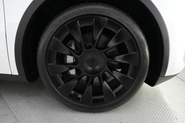2023 Tesla Model Y — photo 7 of 30