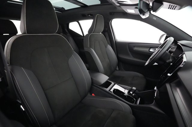 2022 Volvo XC40 Recharge — photo 17 of 28