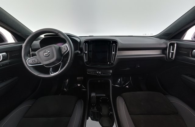 2022 Volvo XC40 Recharge — photo 19 of 28