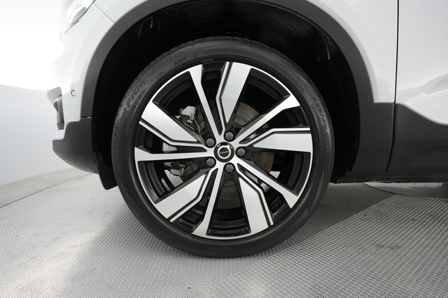 2022 Volvo XC40 Recharge — photo 14 of 28