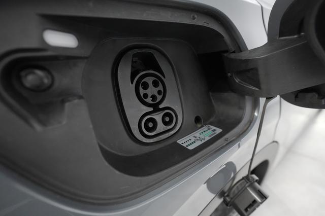 2023 Volkswagen ID.4 — photo 8 of 23