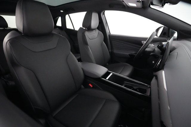 2023 Volkswagen ID.4 — photo 18 of 23