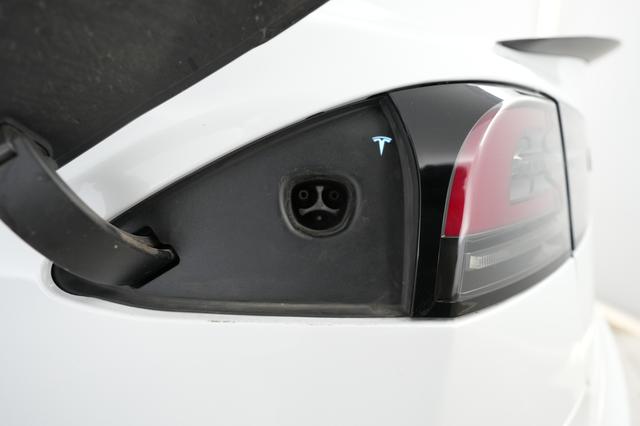 2023 Tesla Model S — photo 8 of 22