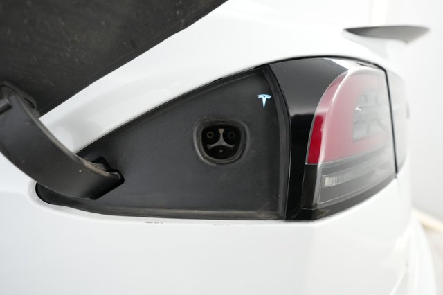 2023 Tesla Model S — photo 8 of 22