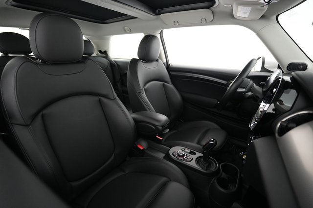 2024 MINI Cooper SE — photo 17 of 25