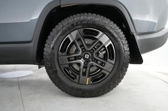 2023 Rivian R1S — photo 7 of 23