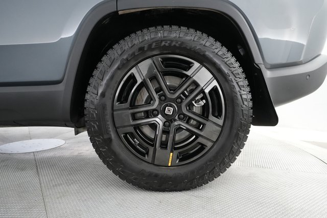 2023 Rivian R1S — photo 7 of 23
