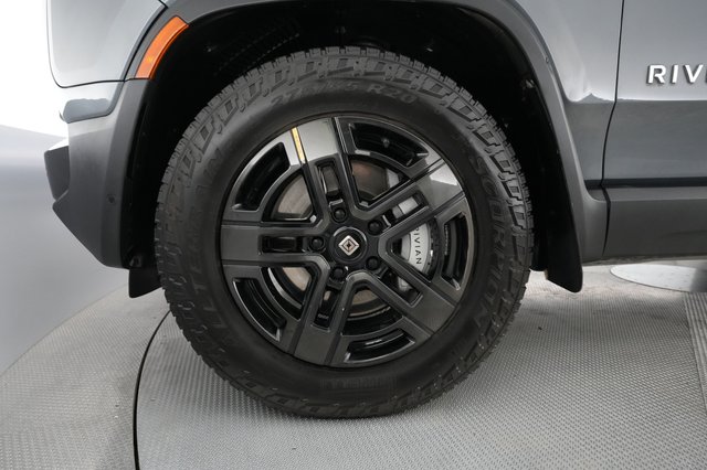 2023 Rivian R1S — photo 17 of 23