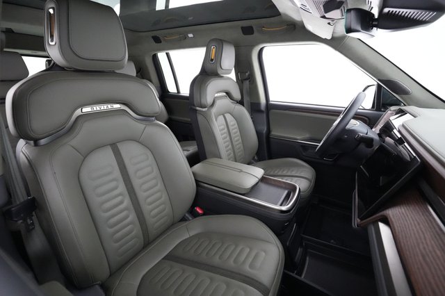 2023 Rivian R1S — photo 18 of 23