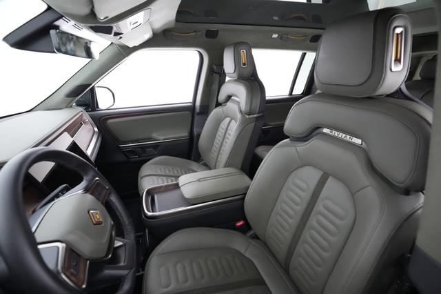 2023 Rivian R1S — photo 3 of 23